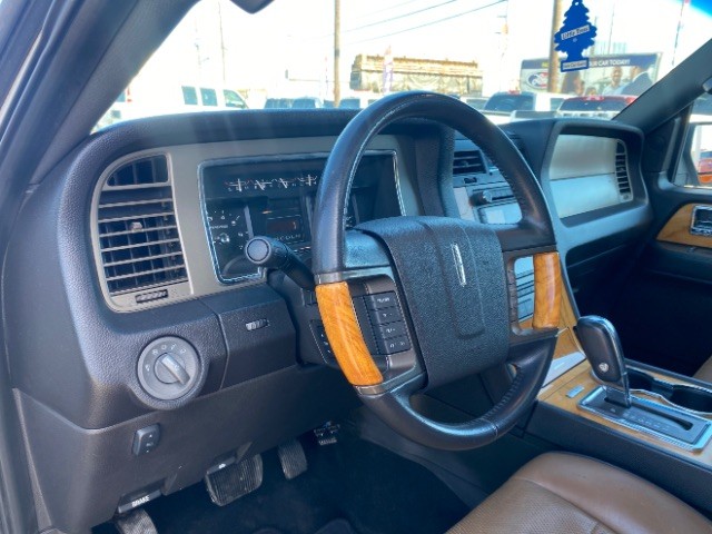 Lincoln Navigator Vehicle Full-screen Gallery Image 09