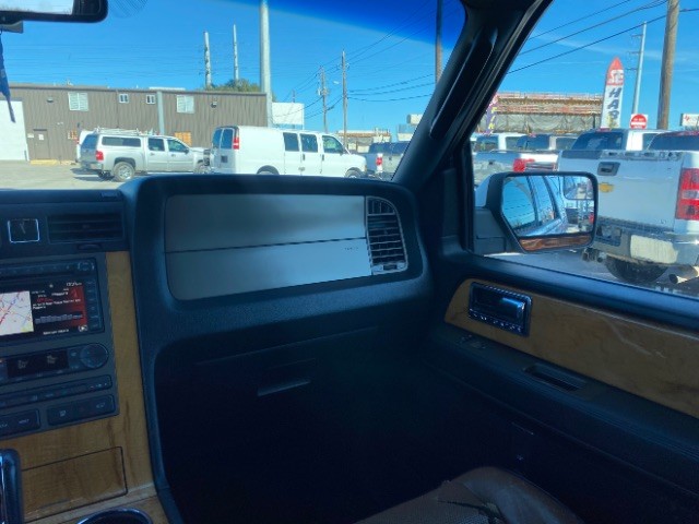 Lincoln Navigator Vehicle Full-screen Gallery Image 10