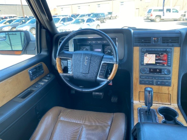 Lincoln Navigator Vehicle Full-screen Gallery Image 11