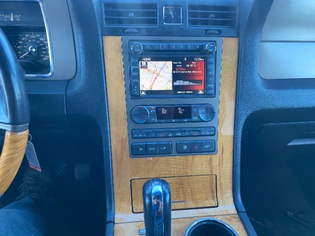 Lincoln Navigator Vehicle Full-screen Gallery Image 12