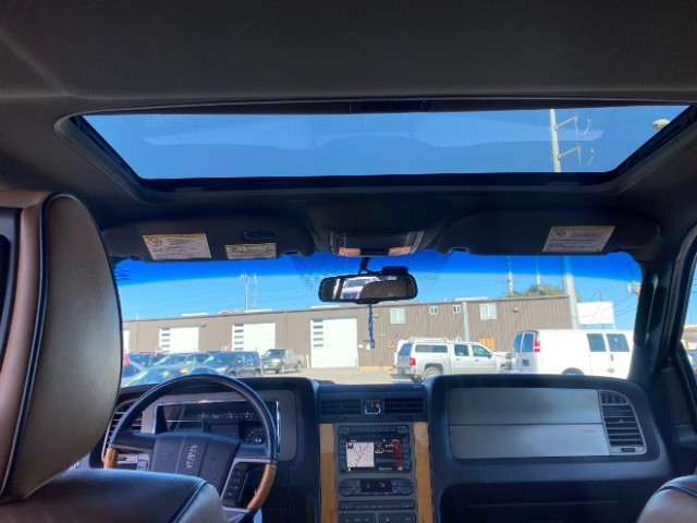 Lincoln Navigator Vehicle Full-screen Gallery Image 13