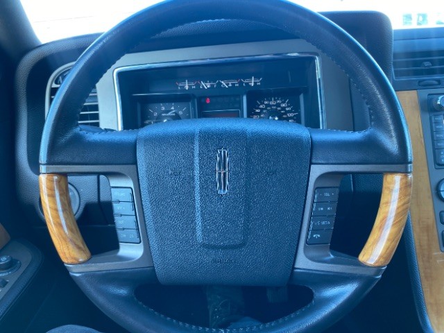 Lincoln Navigator Vehicle Full-screen Gallery Image 14