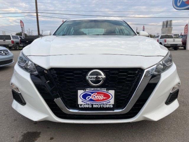 Nissan Altima Vehicle Full-screen Gallery Image 02