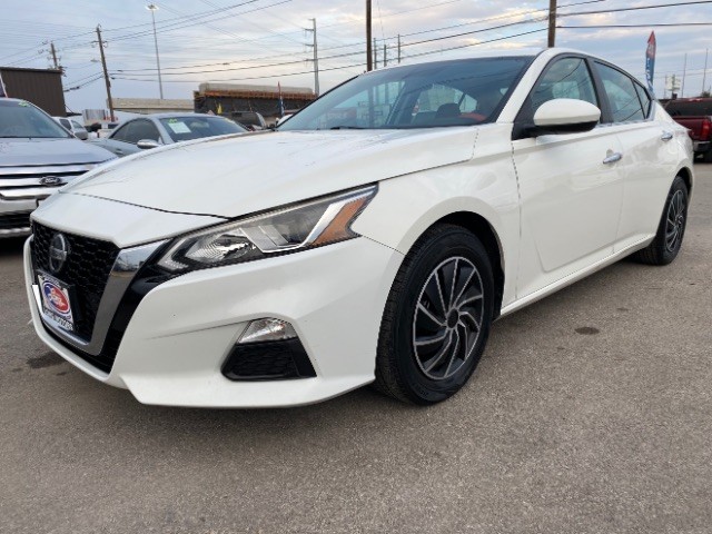 Nissan Altima Vehicle Full-screen Gallery Image 03