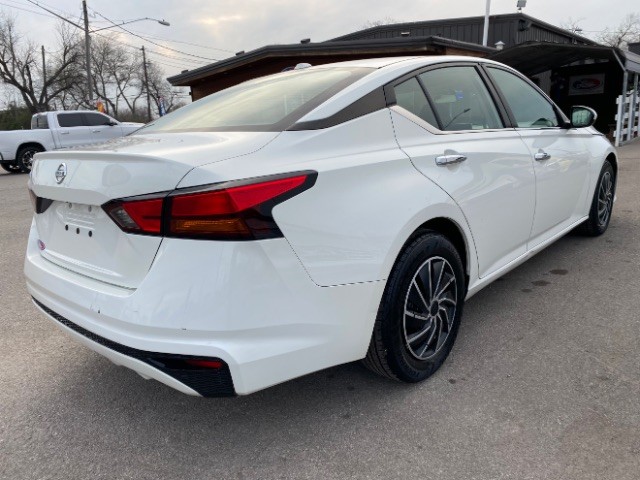 Nissan Altima Vehicle Full-screen Gallery Image 05