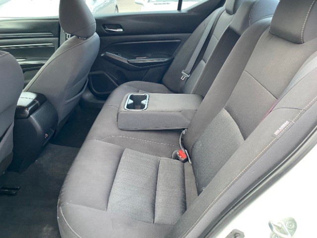 Nissan Altima Vehicle Full-screen Gallery Image 06