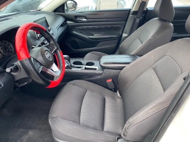 Nissan Altima Vehicle Full-screen Gallery Image 07