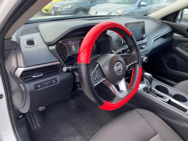 Nissan Altima Vehicle Full-screen Gallery Image 08