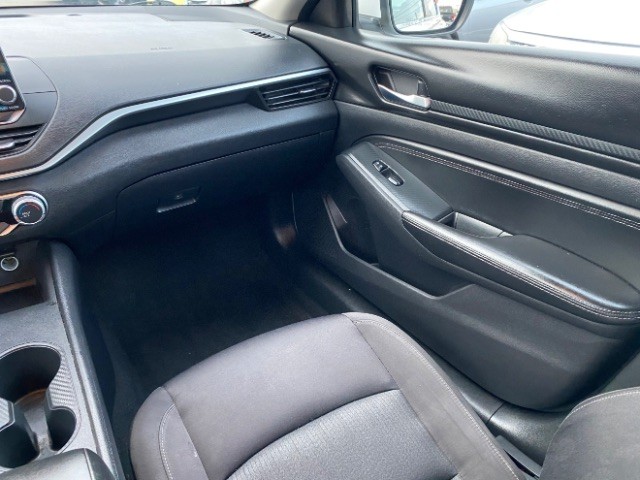 Nissan Altima Vehicle Full-screen Gallery Image 09