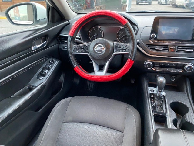 Nissan Altima Vehicle Full-screen Gallery Image 10
