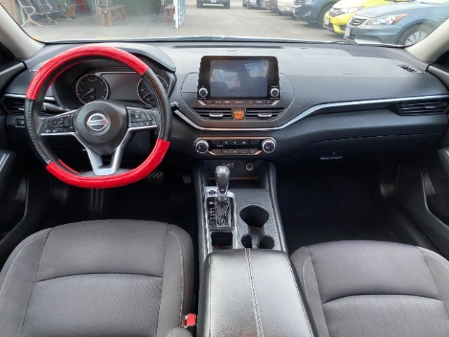 Nissan Altima Vehicle Full-screen Gallery Image 11