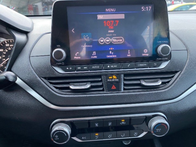 Nissan Altima Vehicle Full-screen Gallery Image 12