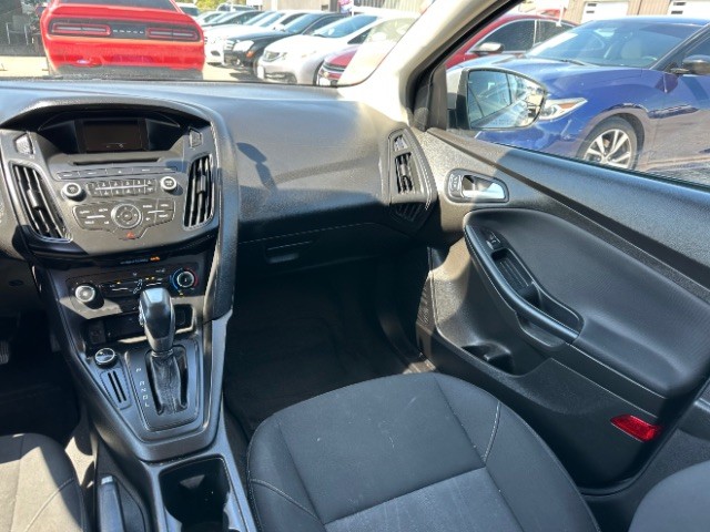 Ford Focus Hatchback Vehicle Full-screen Gallery Image 07