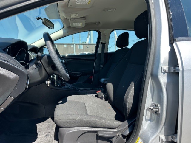 Ford Focus Hatchback Vehicle Full-screen Gallery Image 10