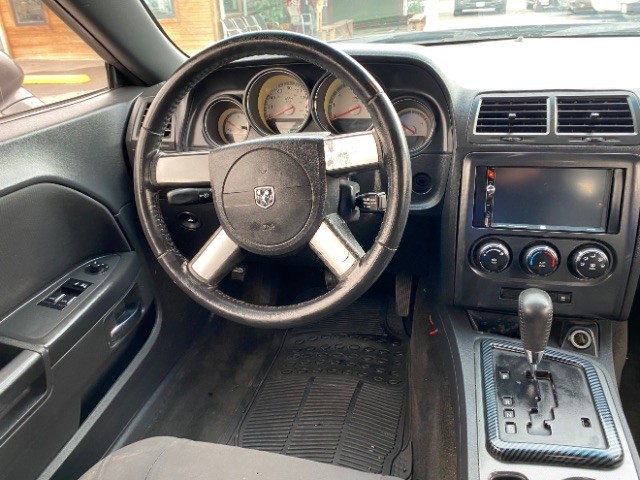 Dodge Challenger Vehicle Full-screen Gallery Image 11