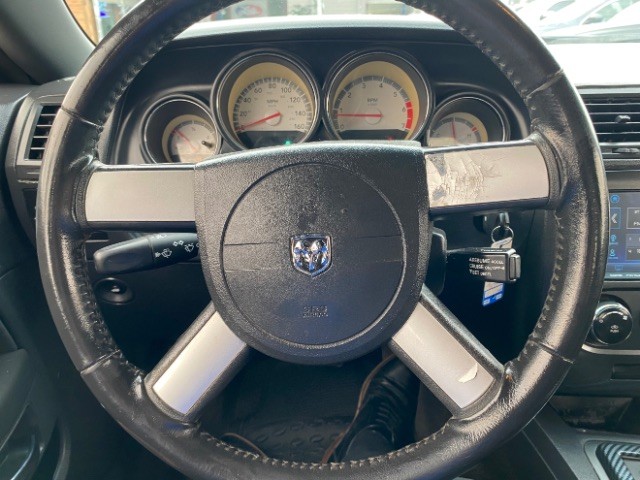 Dodge Challenger Vehicle Full-screen Gallery Image 13