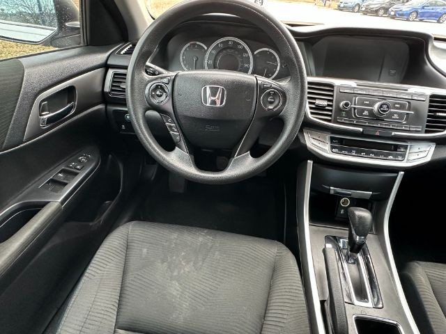 Honda Accord Sedan Vehicle Full-screen Gallery Image 10