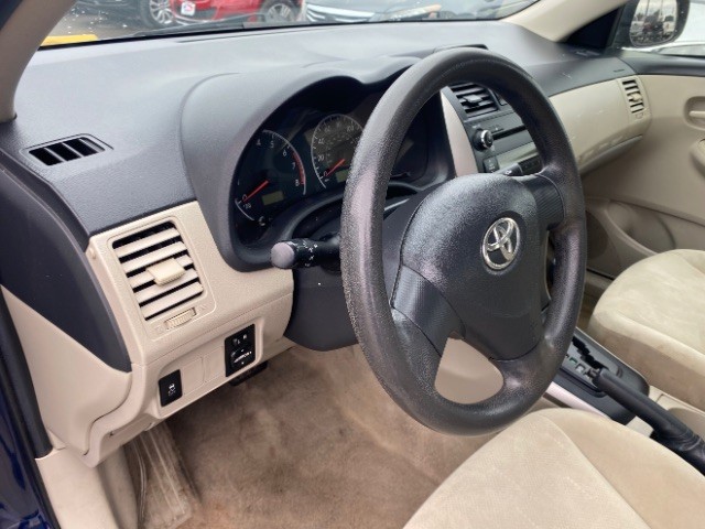 Toyota Corolla Vehicle Full-screen Gallery Image 09