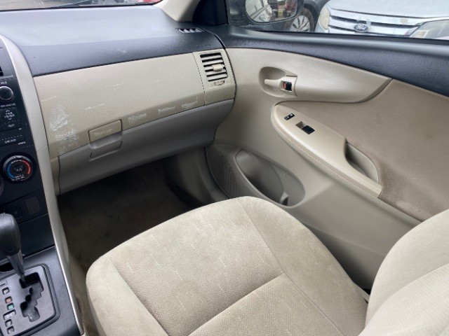 Toyota Corolla Vehicle Full-screen Gallery Image 10