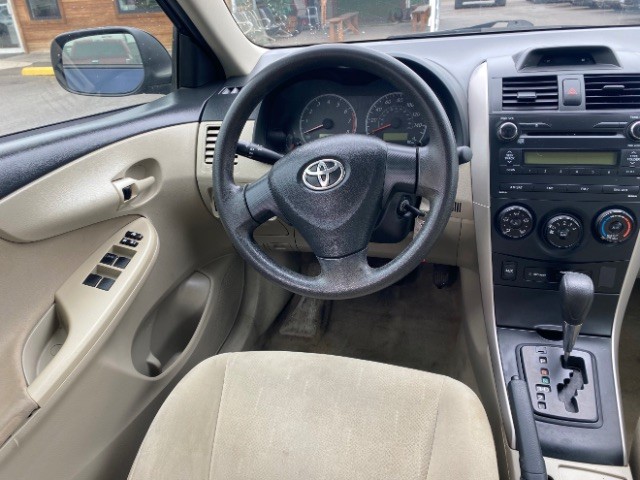 Toyota Corolla Vehicle Full-screen Gallery Image 11