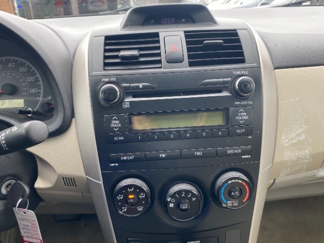 Toyota Corolla Vehicle Full-screen Gallery Image 12