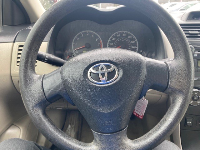 Toyota Corolla Vehicle Full-screen Gallery Image 13