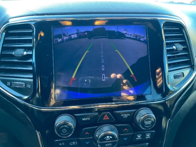 Jeep Grand Cherokee Vehicle Full-screen Gallery Image 14