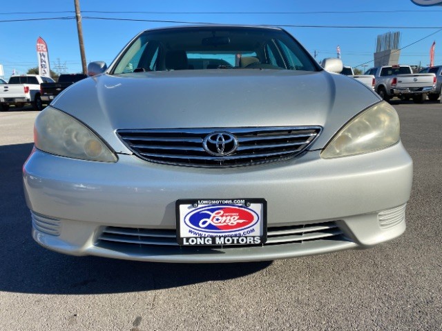 Toyota Camry Vehicle Full-screen Gallery Image 02