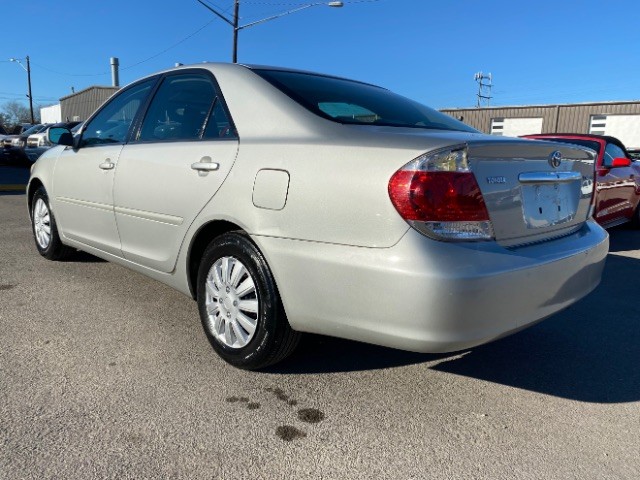 Toyota Camry Vehicle Full-screen Gallery Image 04