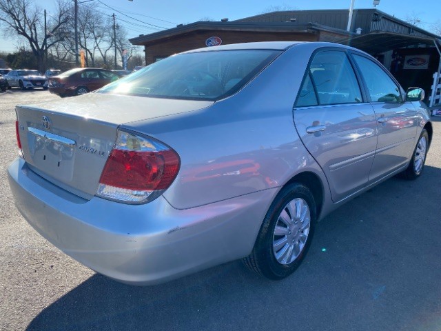 Toyota Camry Vehicle Full-screen Gallery Image 05