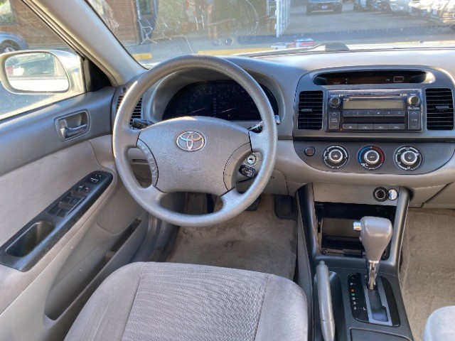 Toyota Camry Vehicle Full-screen Gallery Image 11