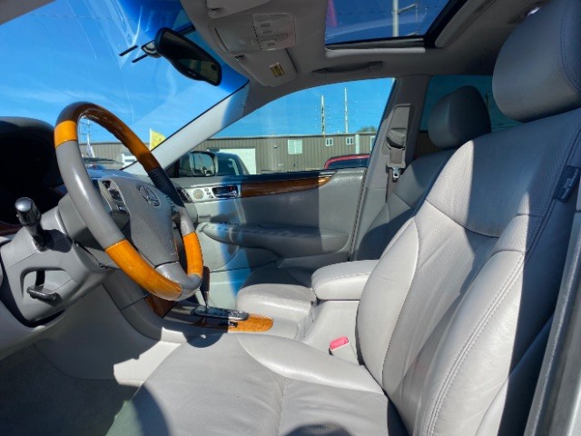 Lexus ES 330 Vehicle Full-screen Gallery Image 08