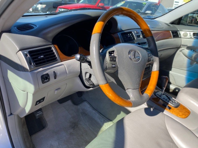 Lexus ES 330 Vehicle Full-screen Gallery Image 09