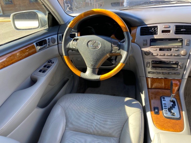 Lexus ES 330 Vehicle Full-screen Gallery Image 10