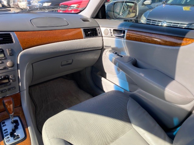 Lexus ES 330 Vehicle Full-screen Gallery Image 11