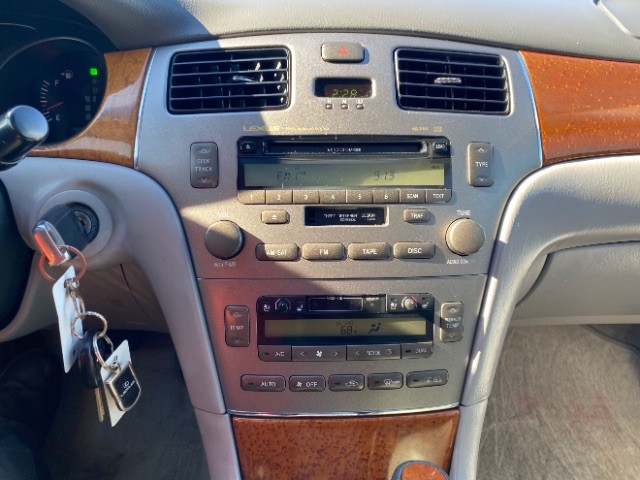 Lexus ES 330 Vehicle Full-screen Gallery Image 13