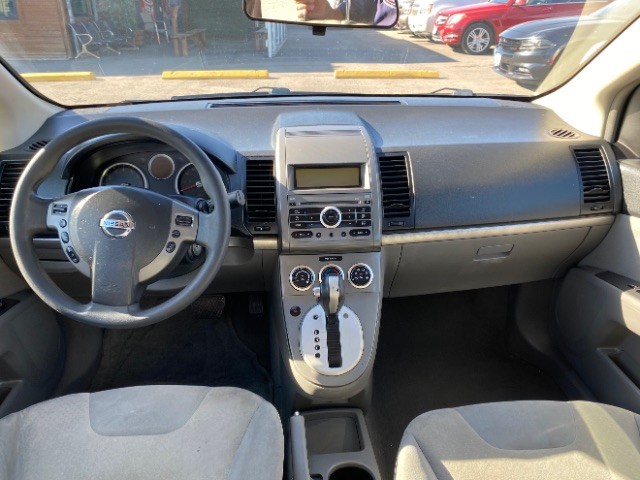 Nissan Sentra Vehicle Full-screen Gallery Image 06