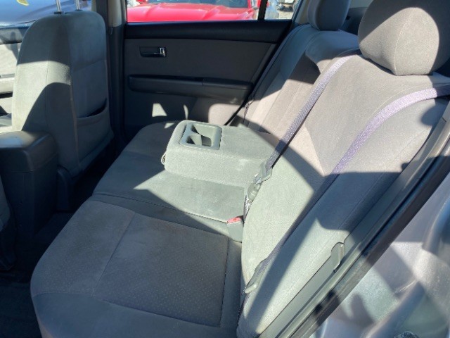 Nissan Sentra Vehicle Full-screen Gallery Image 07