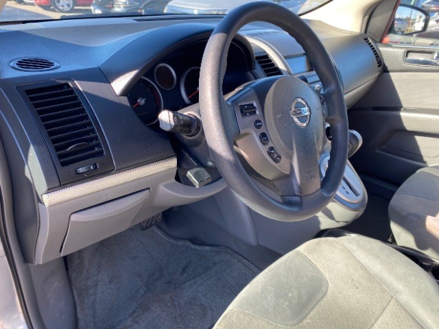 Nissan Sentra Vehicle Full-screen Gallery Image 09