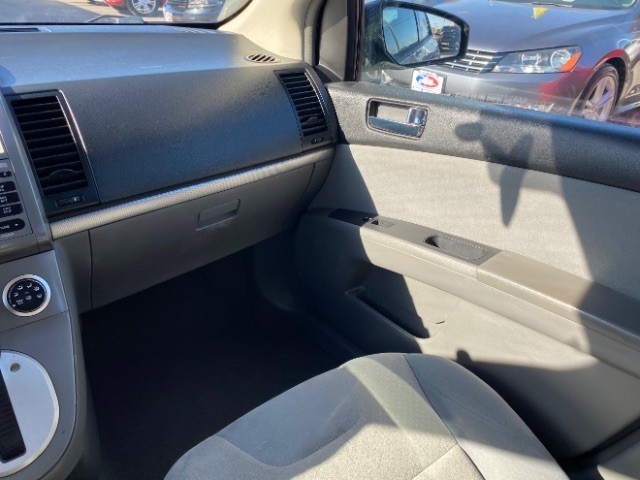 Nissan Sentra Vehicle Full-screen Gallery Image 10