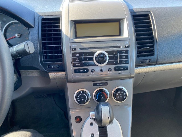 Nissan Sentra Vehicle Full-screen Gallery Image 12