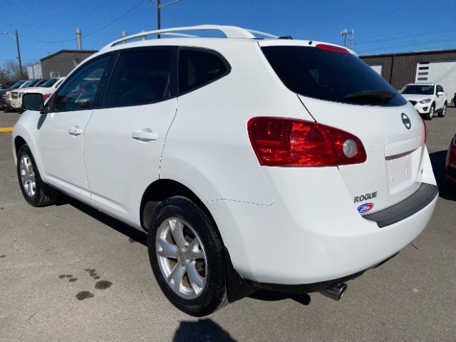 Nissan Rogue Vehicle Full-screen Gallery Image 04