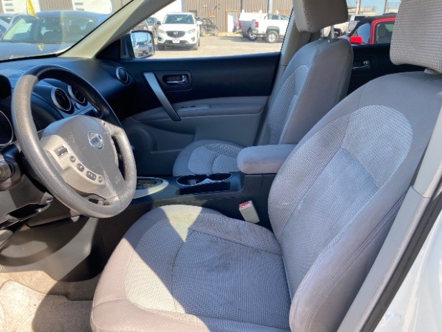 Nissan Rogue Vehicle Full-screen Gallery Image 08