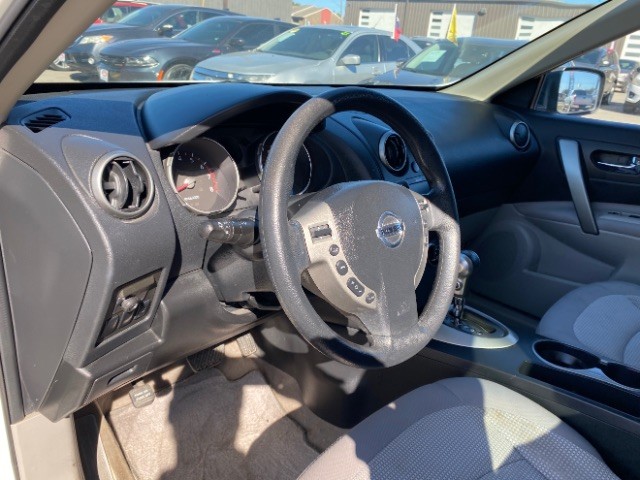 Nissan Rogue Vehicle Full-screen Gallery Image 09