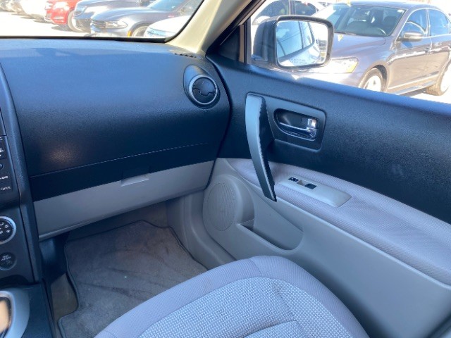 Nissan Rogue Vehicle Full-screen Gallery Image 10