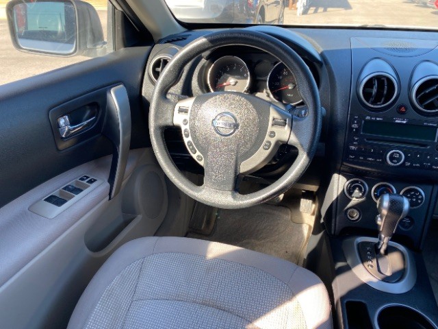 Nissan Rogue Vehicle Full-screen Gallery Image 11