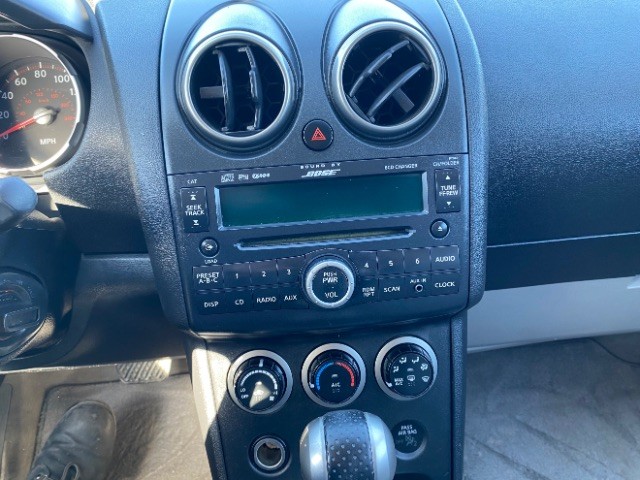 Nissan Rogue Vehicle Full-screen Gallery Image 12