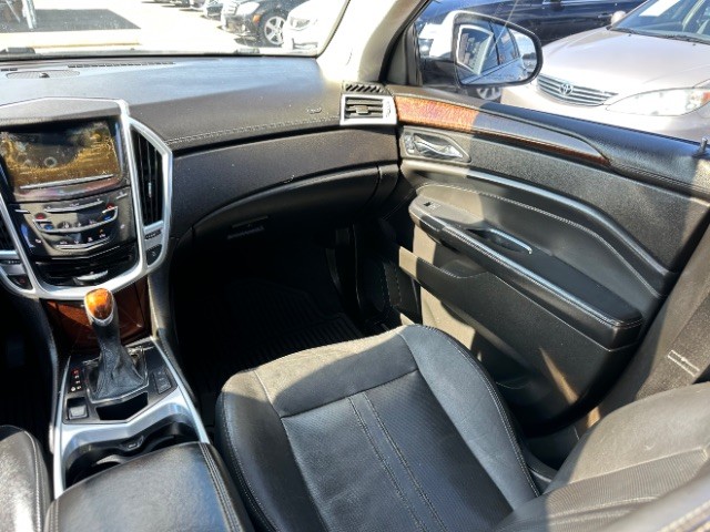 Cadillac SRX Vehicle Full-screen Gallery Image 07