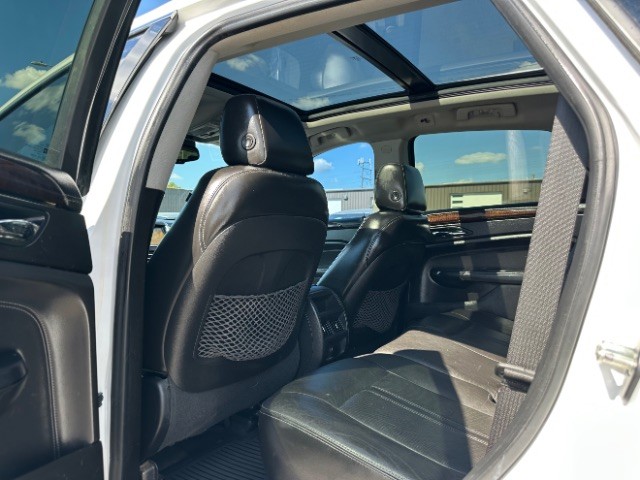 Cadillac SRX Vehicle Full-screen Gallery Image 13