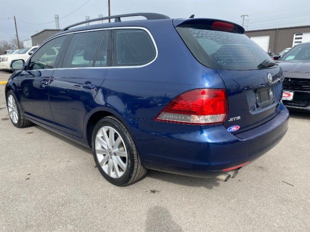 Volkswagen Jetta SportWagen Vehicle Full-screen Gallery Image 04